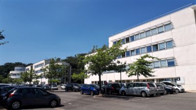 Façade avant et parking